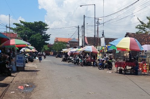 Janji Penertiban Pasar Semampir Hanya Omong Kosong? Pedagang Masih Kuasai Bahu Jalan