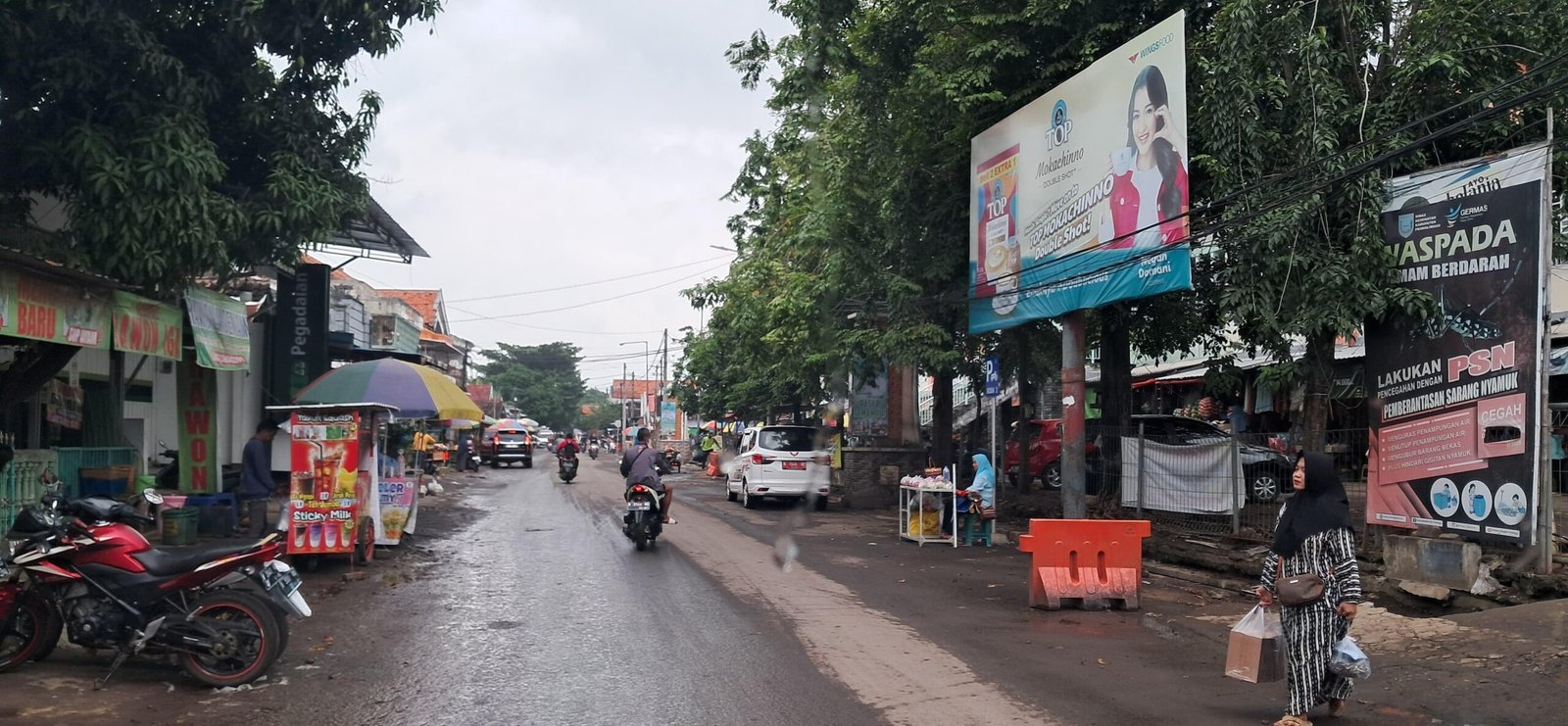 PKL Kuasai Trotoar Pasar Semampir, Penertiban Satpol PP Dinilai Gagal Total