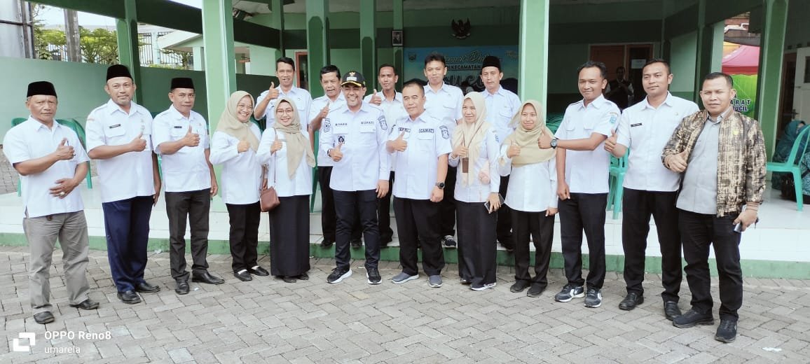Bupati Haris dan Ning Marisa Seharian Ngantor di Kecamatan Krucil