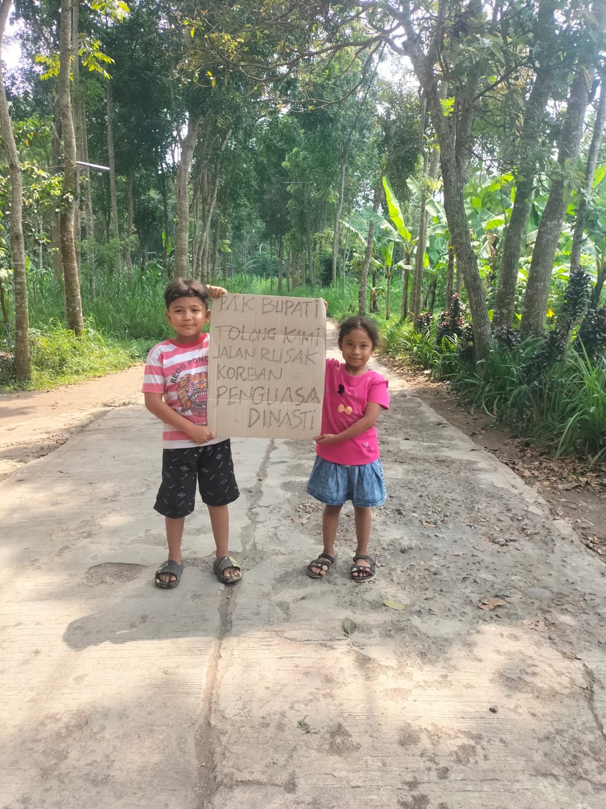 Bupati Probolinggo lakukan kunjungan di kecamatan krucil. Anak kecil sampaikan pesan