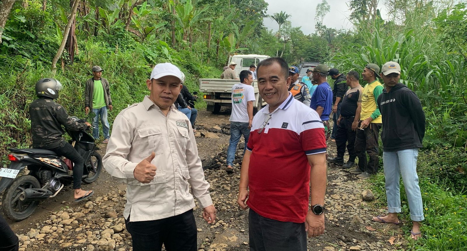 DPRD Abdurahman Dapil 3 Fraksi Gerindra Turun Langsung Perbaiki Jalan di Desa Bermi, Krucil