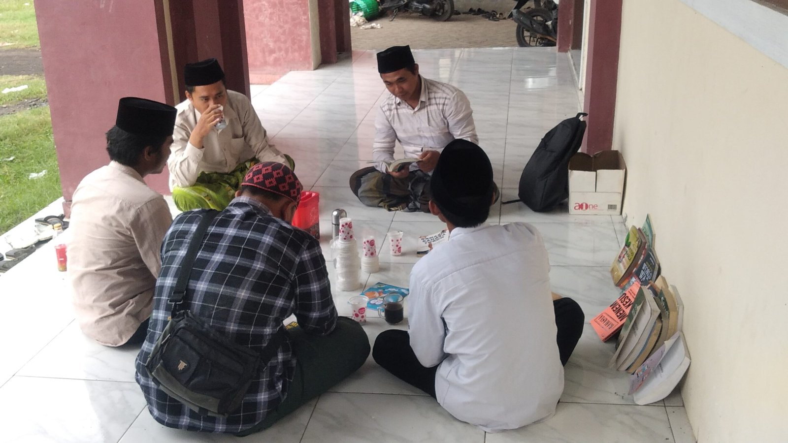 Ngopi Santai Penuh Makna: Di Saat Banyak Mahasiswa Asyik di Gawai, STAI Nurul Qadim Gencarkan Budaya Literasi