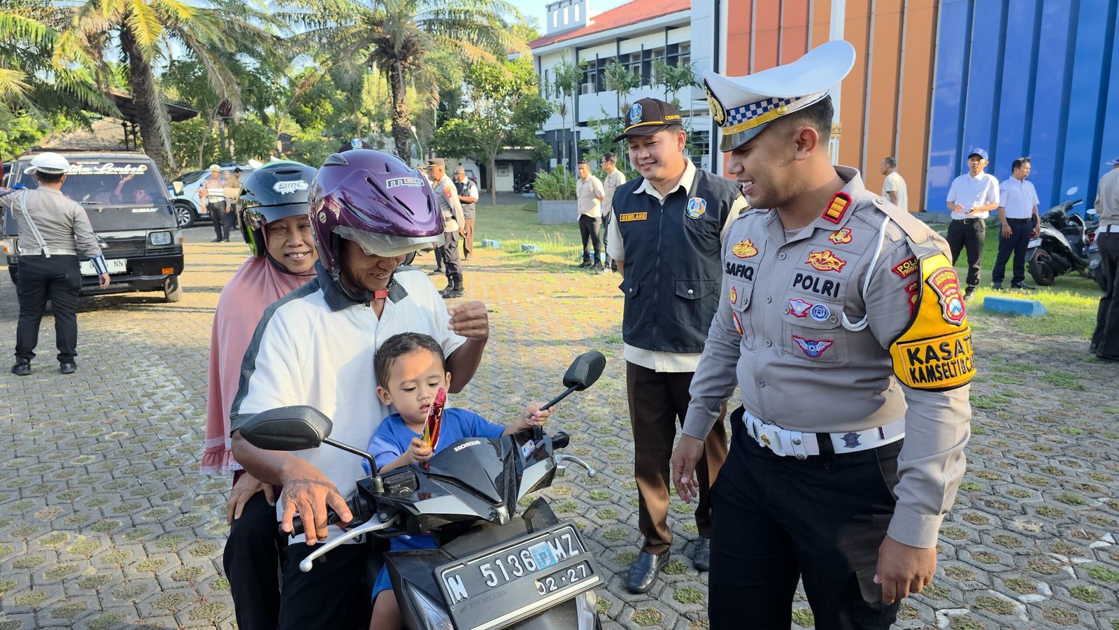 Razia Gabungan di Probolinggo: Ada yang Ditilang, Ada yang Dapat Cokelat!
