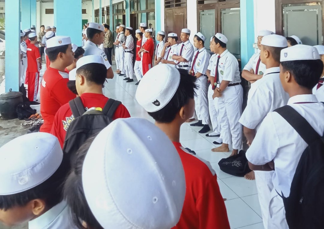 Pagi di SMA ZAHA 1 Genggong Tak Pernah Biasa: Sholawat, Surah Tujuh, hingga Nadhom Safinatunnajah Warnai Hari Santri