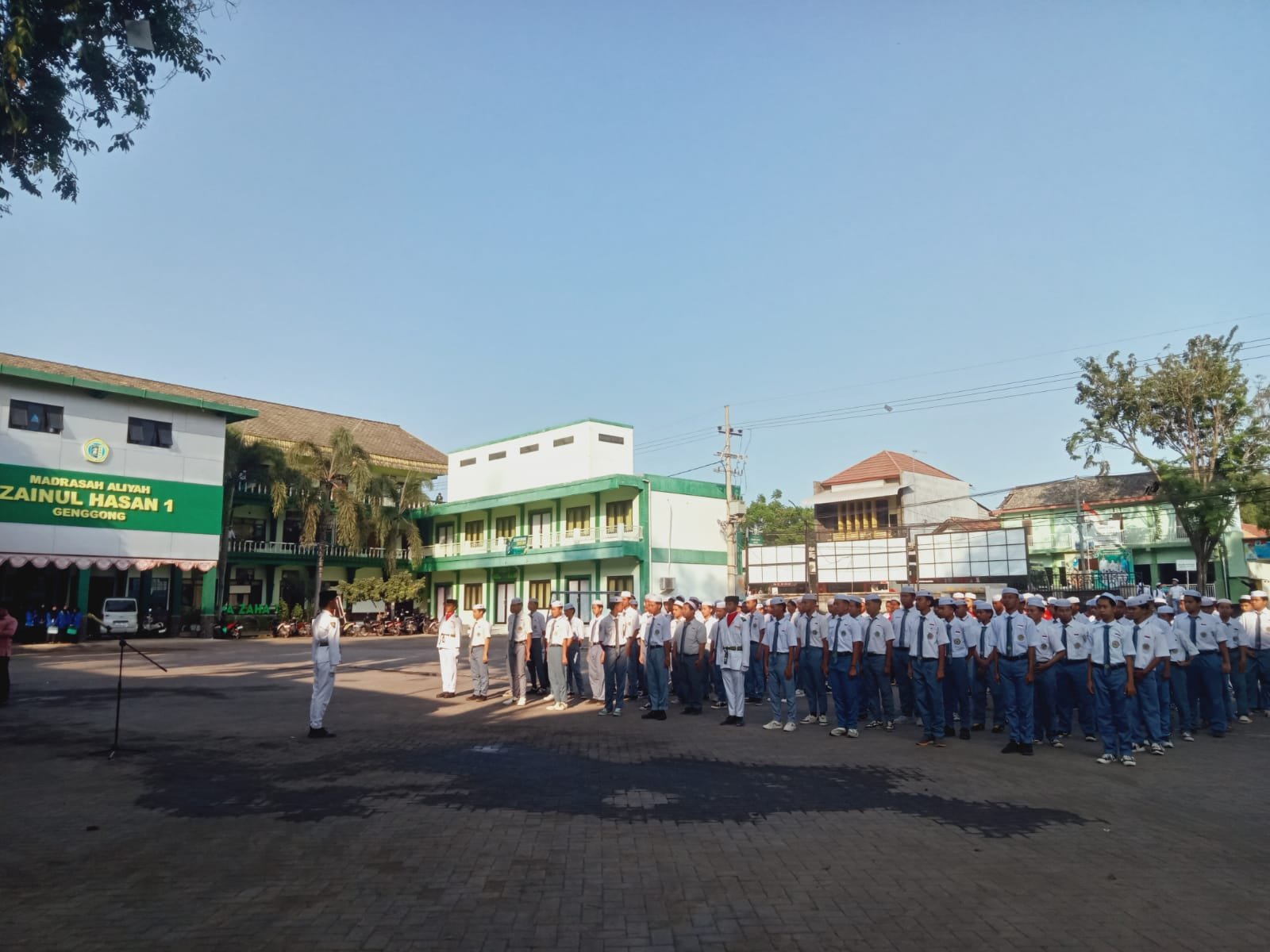 OSIS & Pramuka Bersatu! SMA Zainul Hasan 1 Genggong Tunjukkan Disiplin Lewat Upacara Bendera