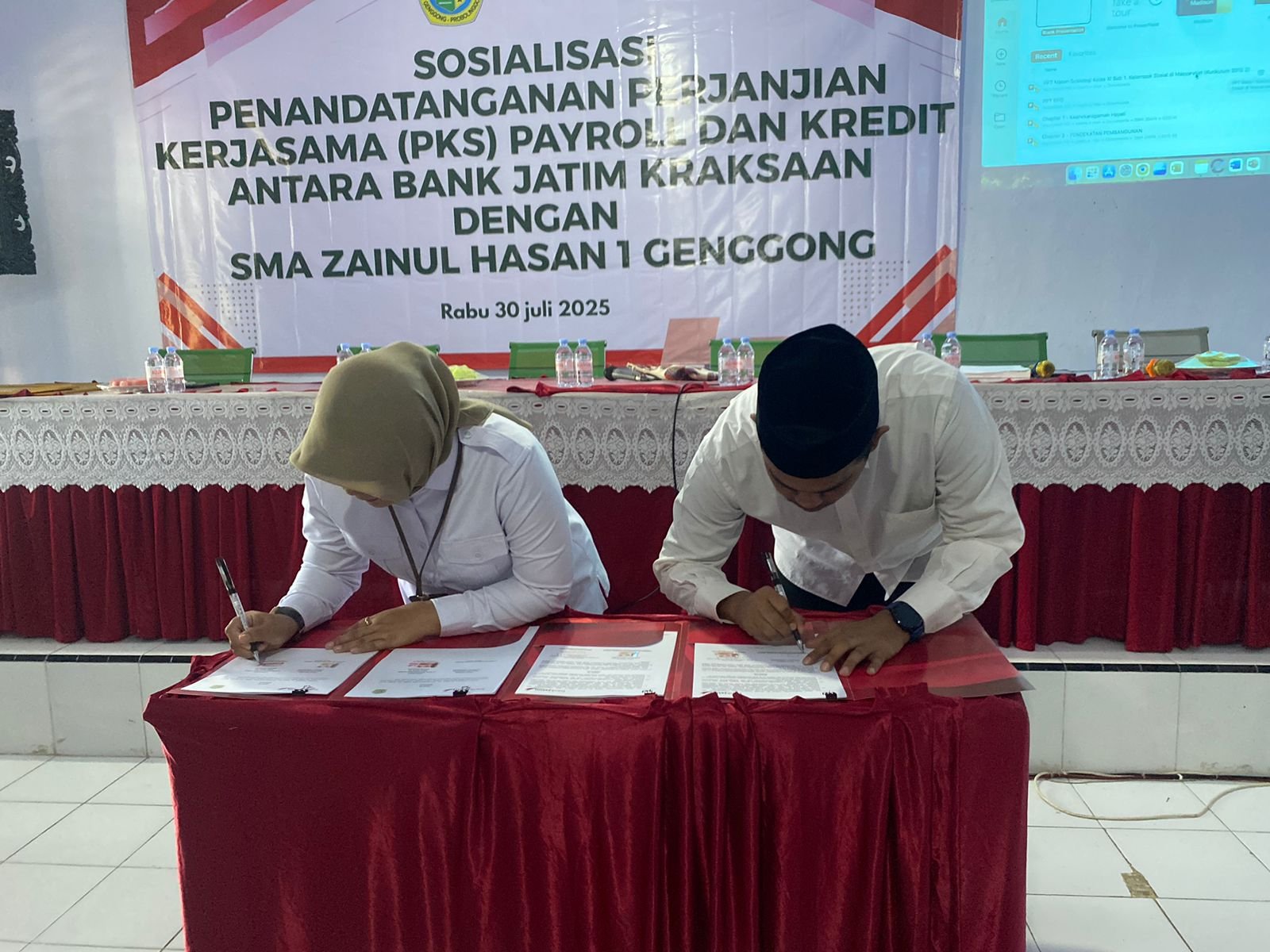 Dukung Kesejahteraan Guru, Gus Bos, Kepala SMA ZAHA 1 Genggong, Gandeng Bank Jatim Kraksaan