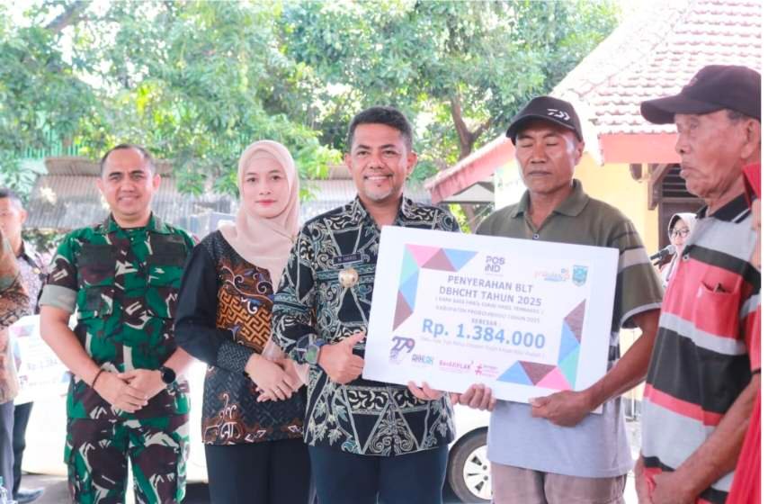Gus Haris Serahkan BLT DBHCHT Bagi Buruh Tani Tembakau dan Anggota Masyarakat