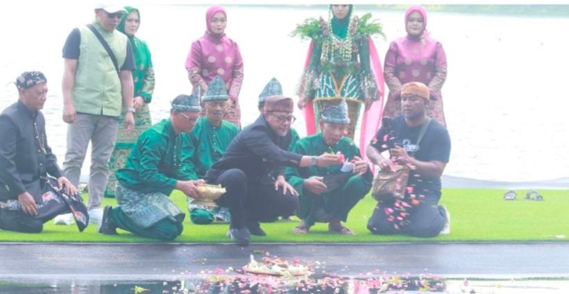 Larung Saji Awali Pembukaan Seven Lakes Festival 2025 di Danau Ranu Segaran