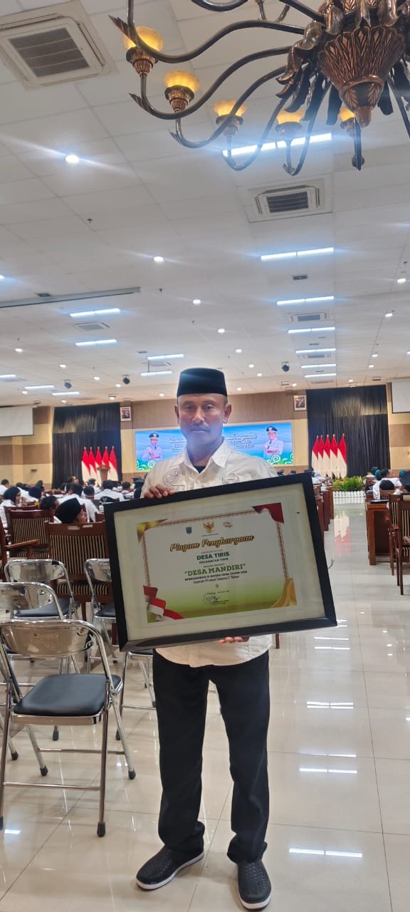Kepala Desa Tiris Terima Penghargaan Desa Mandiri