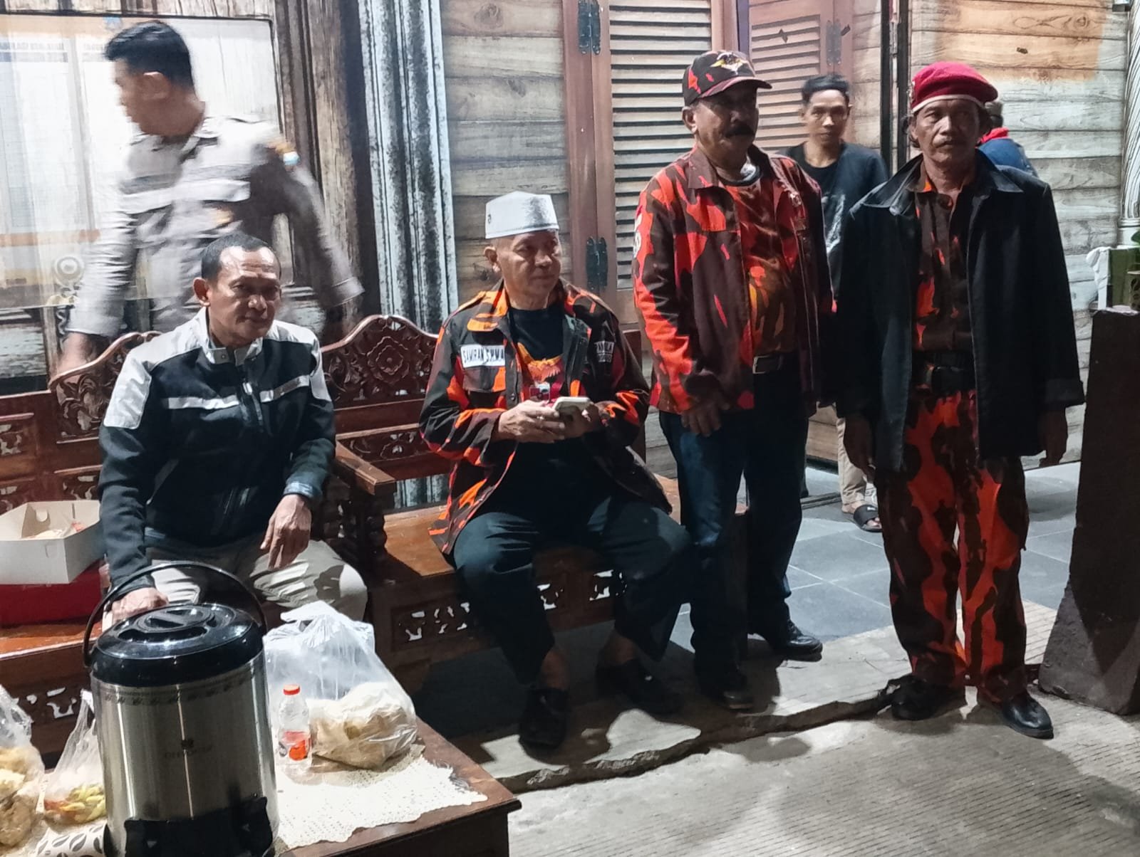MPC Pemuda Pancasila Probolinggo Bersinergi dengan TNI–Polri Amankan Malam Tahun Baru di Exit Tol Gending