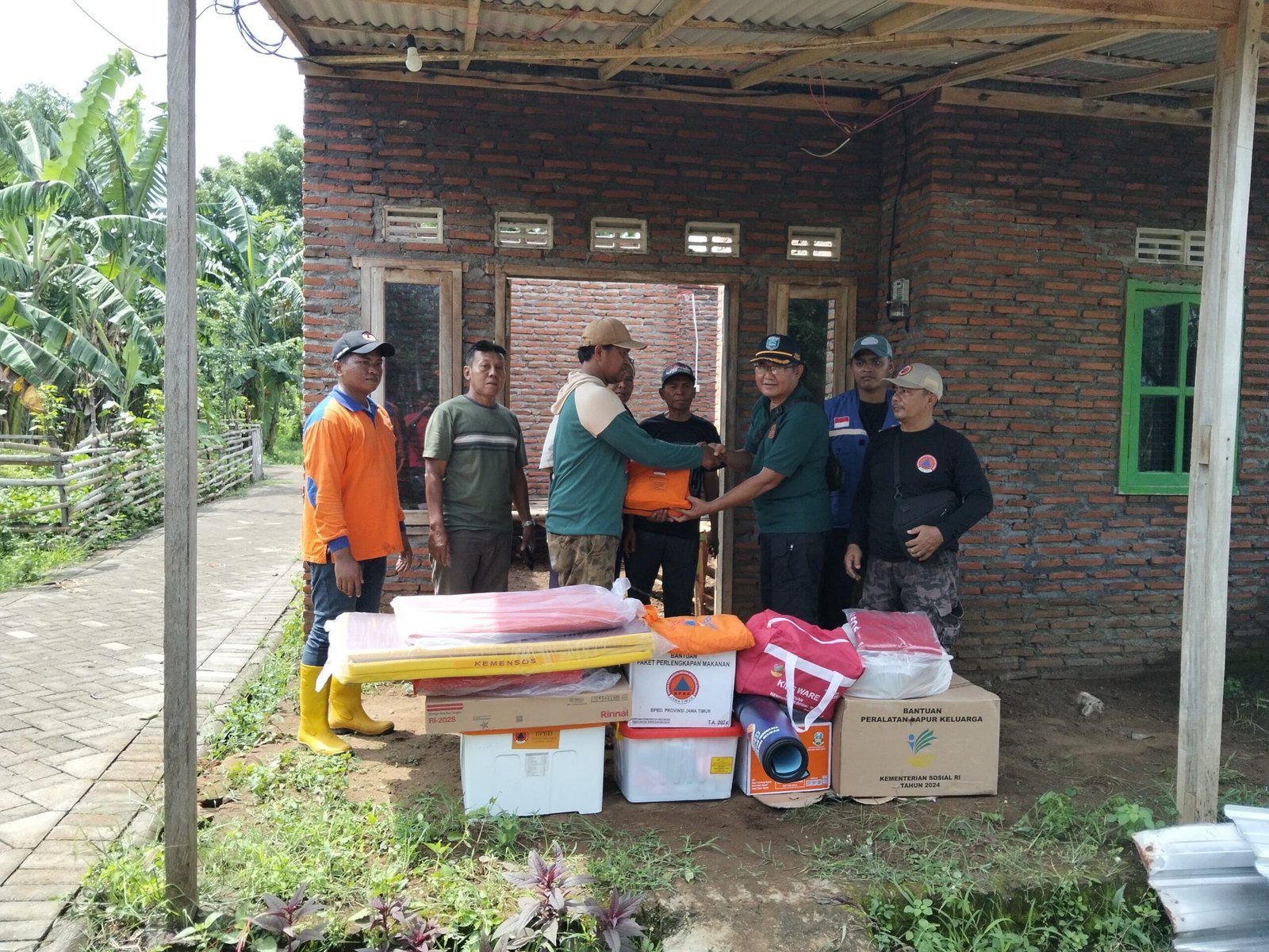 BPBD Probolinggo Salurkan Bantuan Logistik Korban Puting Beliung di Desa Penambangan