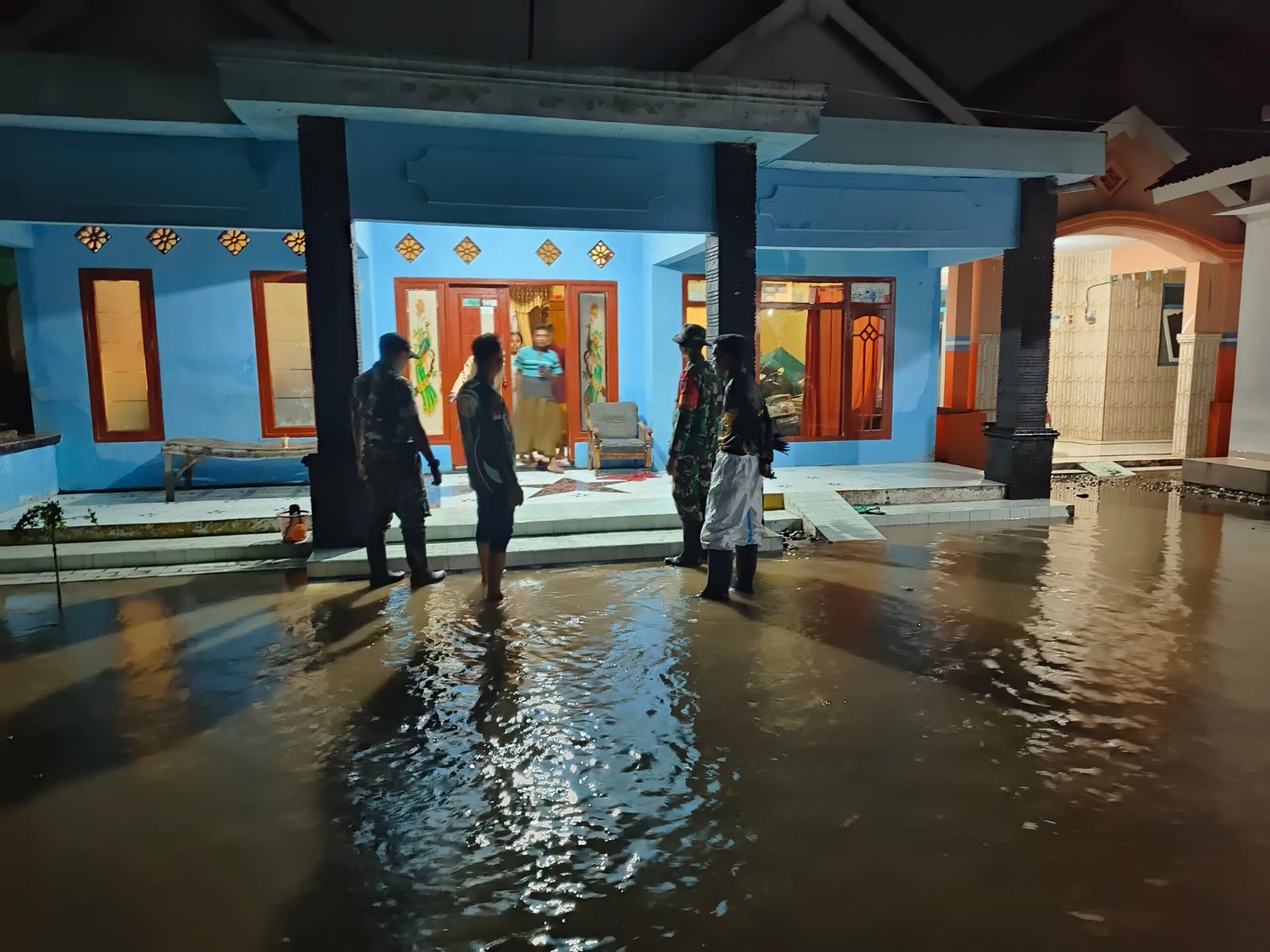 Sigap Tanggap, Koramil 0820/21 Maron Bersama Forkopimcam Tinjau Dampak Banjir di Desa Satreyan