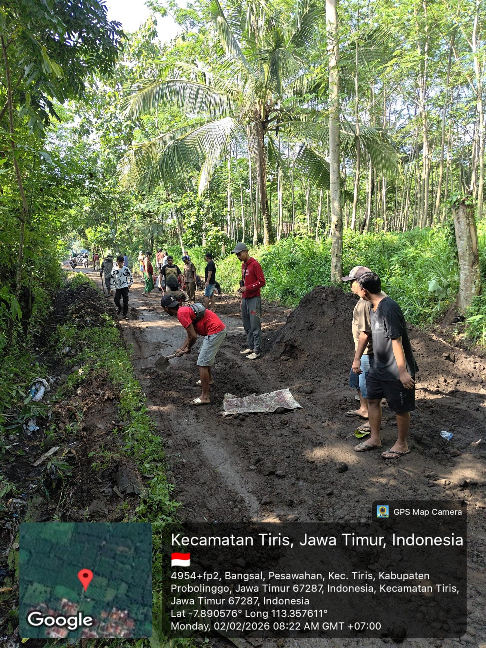Warga Dusun Bangsal Swadaya Perbaiki Jalan PU, Dinas PUPR Probolinggo Janjikan Perbaikan Tahun Depan