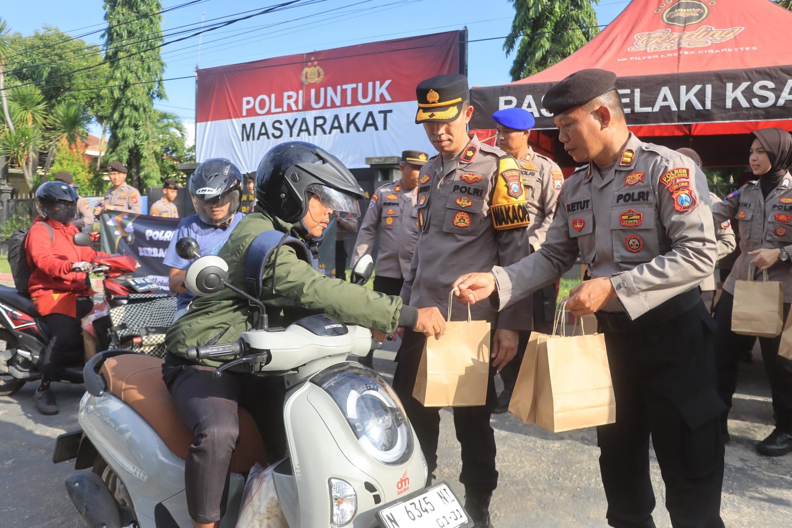 Wujud Kepedulian di Bulan Ramadan, Polres Probolinggo Bagikan Takjil kepada Pengendara
