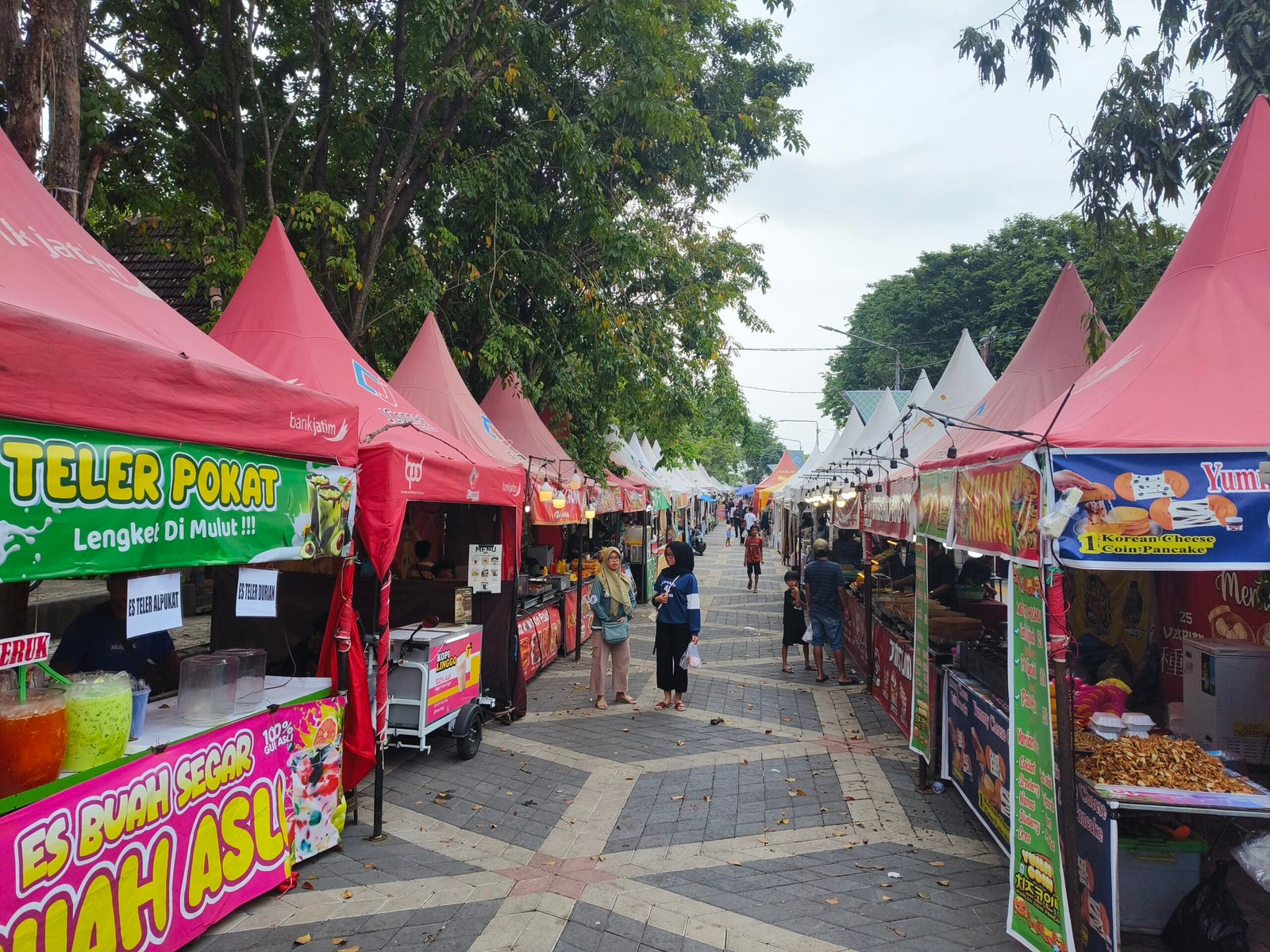 Berburu Takjil di Pintu Masuk Alun-Alun Kraksaan, Surganya Kuliner Buka Puasa