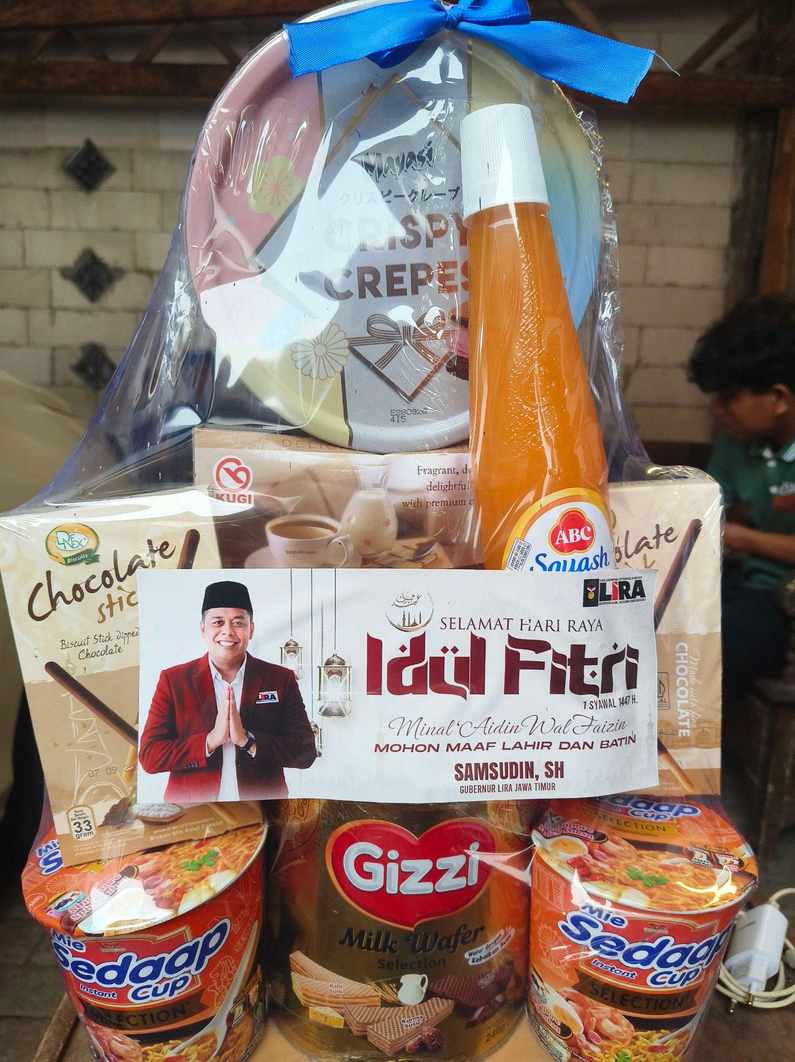 Gubernur LIRA Jawa Timur Samsudin. Bagikan Parsel Lebaran untuk Warga Desa Satreyan