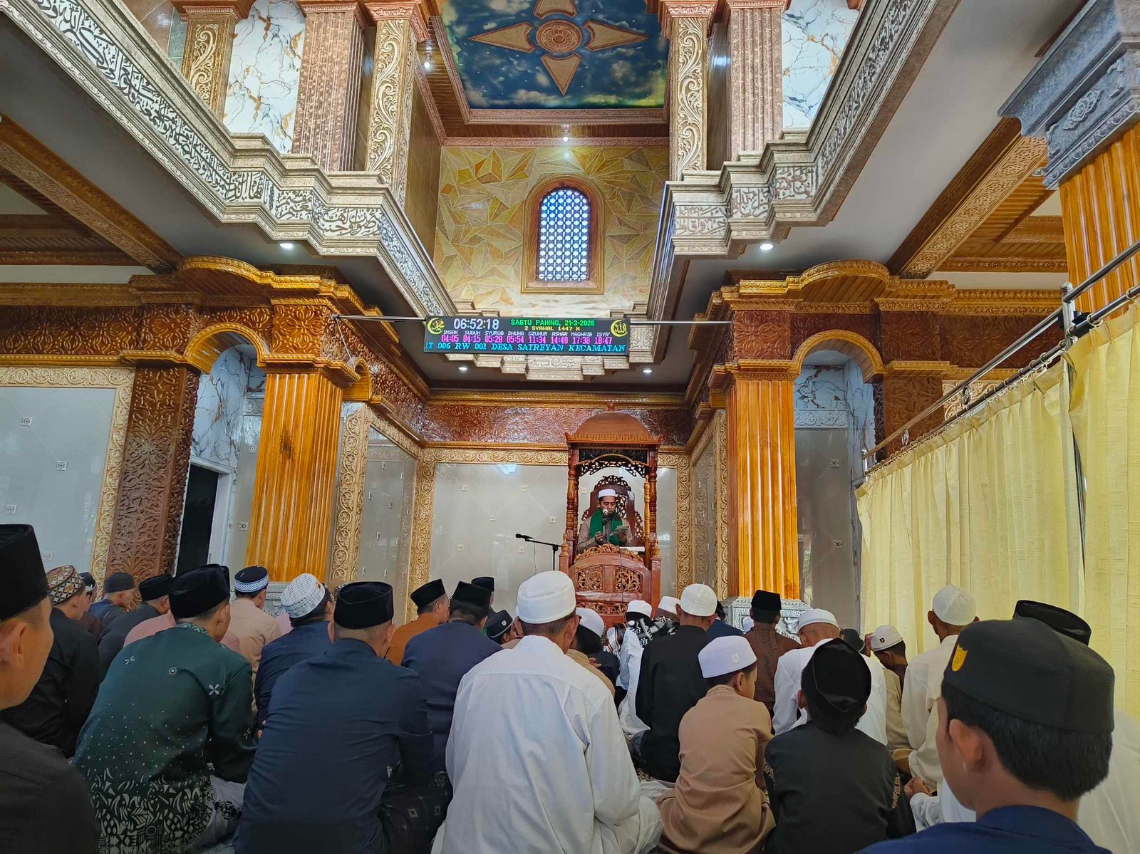 Suasana haru dan penuh khidmat menyelimuti pelaksanaan Sholat Idul Fitri di Masjid Al-Kirom yang terletak di RT 06 RW 01 Desa Satreyan, Kecamatan Maron, Kabupaten Probolinggo.