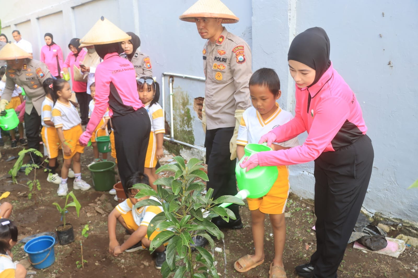 Lawan Lahan Kritis, AKBP Wahyudin Latif Gerakkan Personel Polres Probolinggo Menanam Pohon
