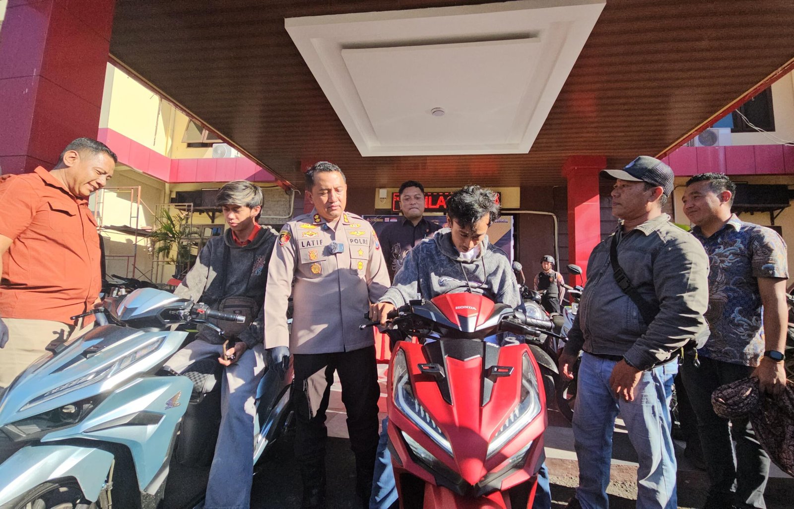 Senyum Sumringah Korban Curanmor Usai Polres Probolinggo Temukan dan Serahkan Motor yang Hilang*