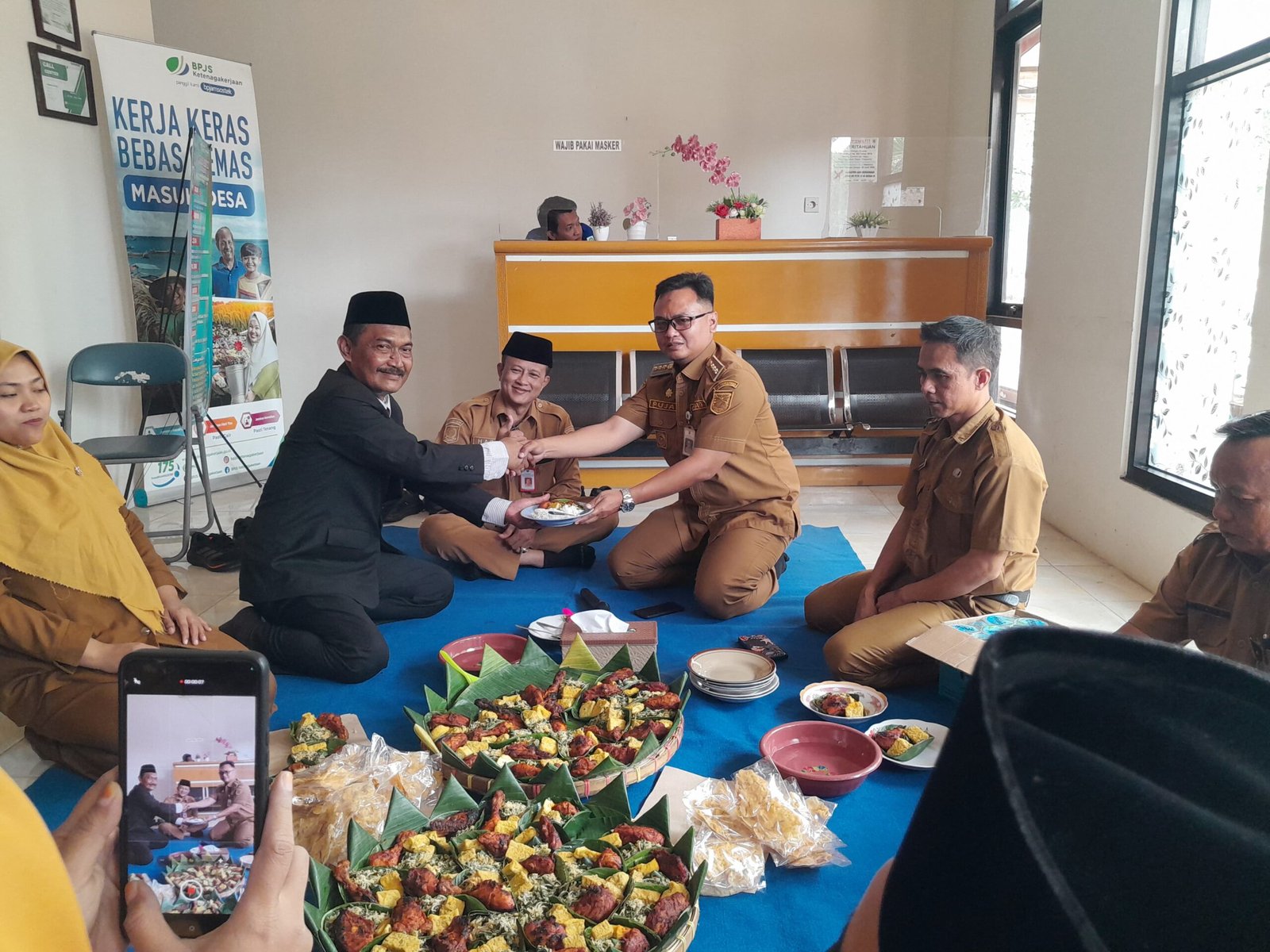 Layanan Cetak KTP-el Kini Hadir di Kraksaan, Camat Apresiasi Inovasi Pelayanan Adminduk