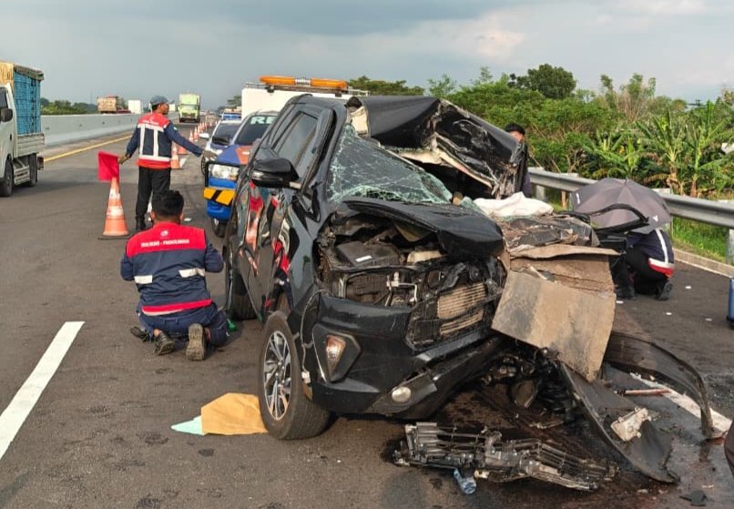 Tabrak Dump Truck di Tol Paspro, Mobil Anggota DPR RI Ringsek dan Dua Orang Tewas