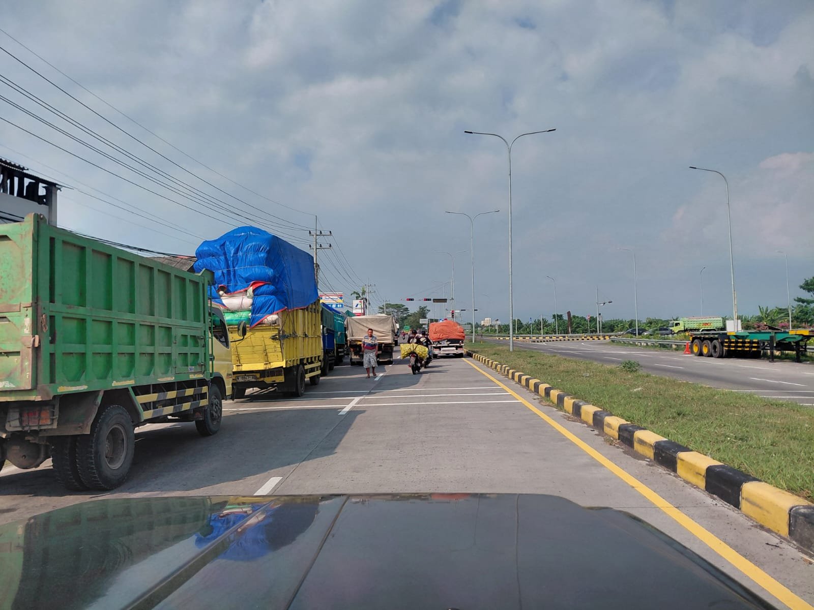 Antrean Truk BBM Solar Subsidi Makan Separuh Badan Jalan Pantura di Exit Tol Gending