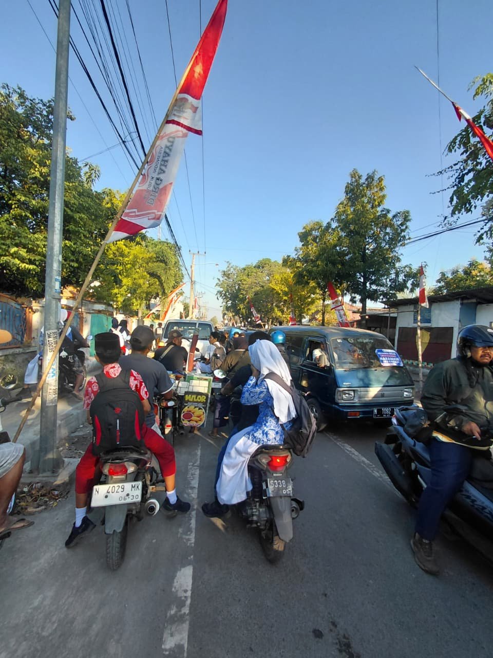 Jalan Juanda Kraksaan Macet Parah Imbas Keberangkatan 460 Jamaah Umroh PT Nur Haramain Mulia